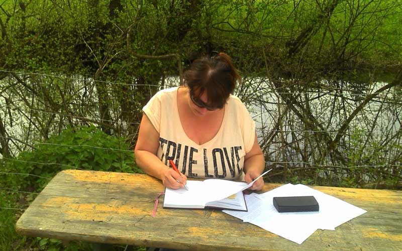 Anna Loyelle beim Schreiben in der Natur
