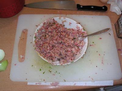 Kleingeschnitten und mit Basilikum, Parmesan und etwas Zwiebel abgeschmeckt