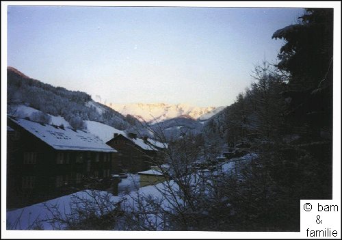 Ausblick aus dem ersten Stockwerk - der Hausberg im Winter