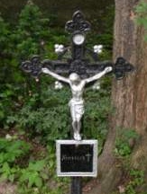Namenlose Kreuze zieren den Friedhof