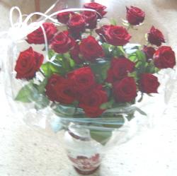 25 wunderschöne dunkelrote Rosen