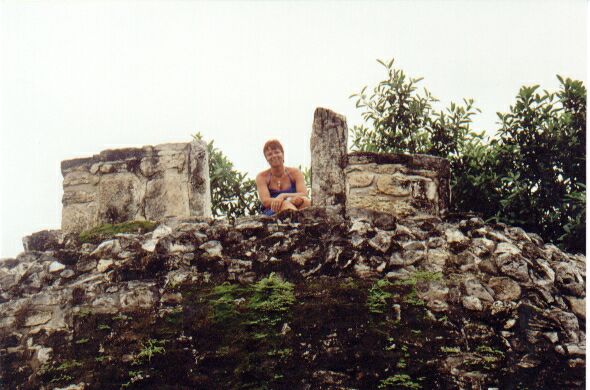 Göttin auf der Pyramide