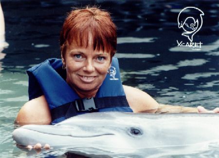 Chris mit dem Delphin im Becken