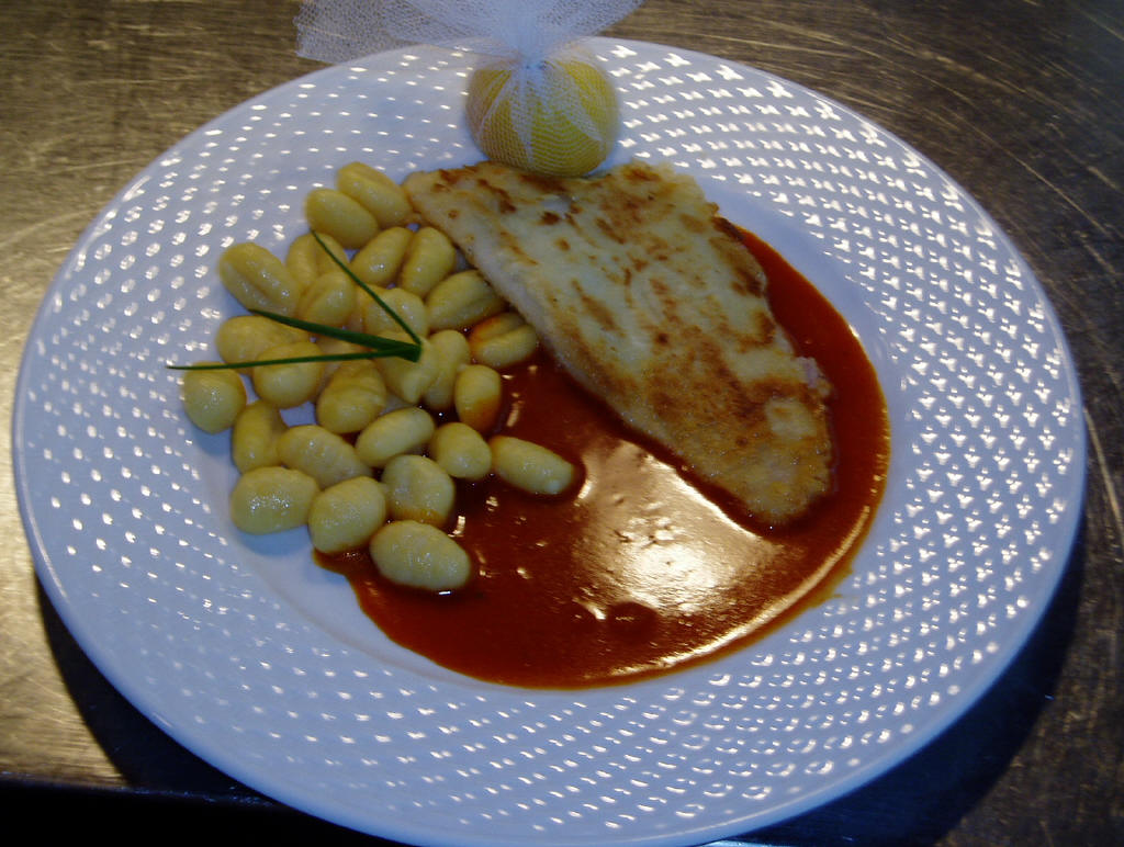 Rotbarschfilet auf Paprikasauce mit Gnocchi