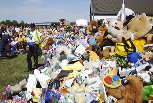 Der riesige Berg an Spielzeug welche die Biker den Kindern als Geschenk mitgebracht haben auf Ihren Motorrdern. Dieses Foto stammt von der homepage der Toyrun!