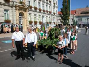 Eine Gruppe vor dem Hauerumzug