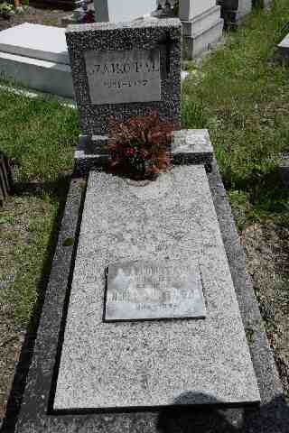 El�sz�r a Farkasr�ti temet�ben temett�k el urn�ban.