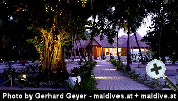 www.maldives.at - Reethi Faru: Way from the Jetty to the Reception - (Photo by Gerhard Geyer)