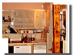 cuisine électrique (plaques) cuisiniére, lave-vaisselle, micro-ondes, réfrigérateur, mixeur, grille-pain, vaisselle et verres, ustensiles, etc pour 6 personnes