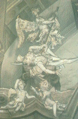 Paulanerkirche, Darstellung  des Erzengel Michaels, wie er Luzifer in die Tiefe stürzt, am Hohaltar, links oben, Foto Kopeszki