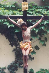 Kreuz mit Dornenkrone und Königskrone aus der Paulanerkirche in Wien, Foto Kopeszki