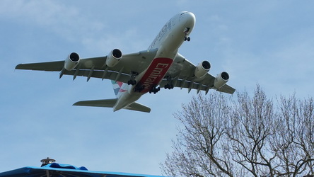 20170330_233 GB, London, Hatton Cross, Pub The Green Man, Airbus A380 der Emirates.jpg