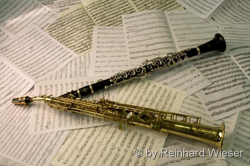 Musikinstrumente_01.jpg - Saxophon und Klarinette auf Notenblätter