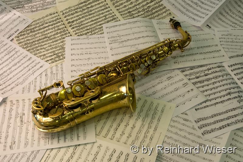 Musikinstrumente_03.jpg - Saxophon auf Notenblätter