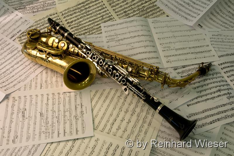 Musikinstrumente_04.jpg - Saxophon und Klarinette auf Notenblätter