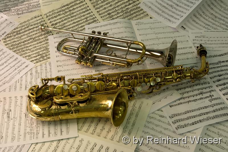 Musikinstrumente_08.jpg - Saxophon, Trompete und Klarinette auf Notenblätter