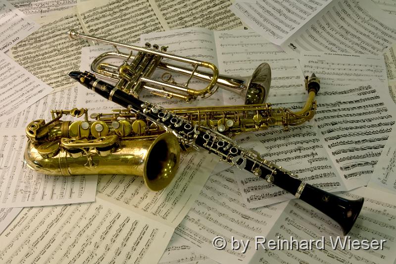 Musikinstrumente_09.jpg - Saxophon, Trompete und Klarinette auf Notenblätter