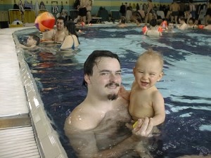 Mit Papa im Wasser macht Spa