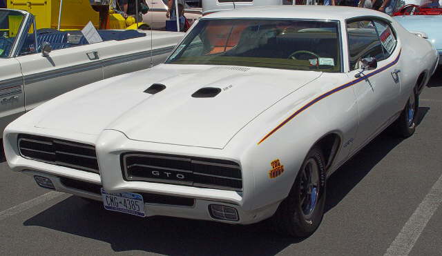 1969-Pontiac-GTO-Judge-white-fa-sy