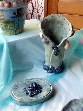 Vase mit Muscheln und flache Dose