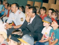 Innenminister Ernst Strasser  inmitten der Kinder