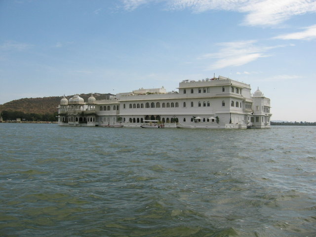 850-LakePalace.jpg 