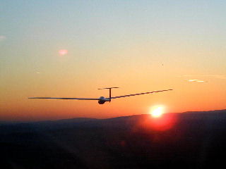 Segelfliegen mit DG 300 bei Sonnenuntergang