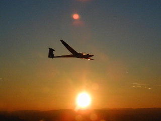 Segelfliegen mit DG 300 bei Sonnenuntergang