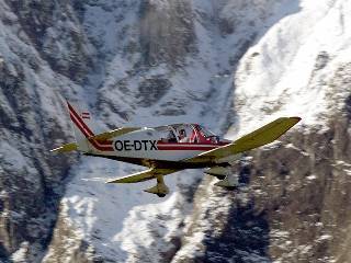 Pierre Robin DR48 im Flug in den Alpen