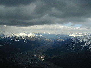 Innsbruck im Anflug aus Westen bers Inntal