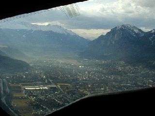 Innsbruck im Queranflug mit Blick Richtung Westen