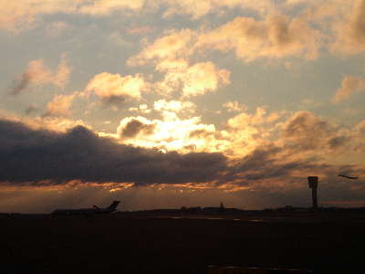 Sonnenaufgang zwischen Wolken in Kopenhagen