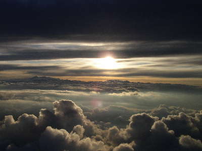 Wolkenschichten bei Sonnenuntergang