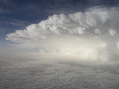 Noch wachsende Gewitterwolke (CB) im Flug