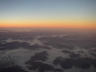 Vor Sonnenaufgang im Flug