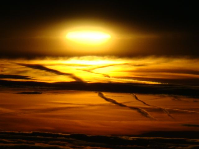 Wolkenschichten nach Sonnenaufgang im Flug
