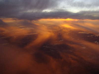 Wolkenschleier im Licht bei Sonnenaufgang