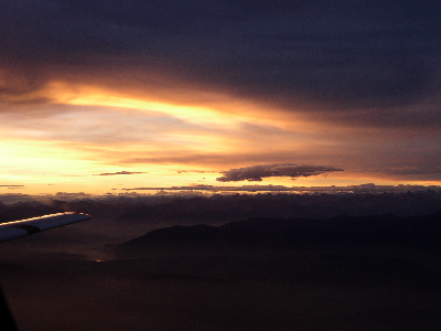 Sonnenaufgang im Flug ber den Alpen