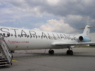 Fokker 100 OE-LVG "Star Alliance" in Frankfurt