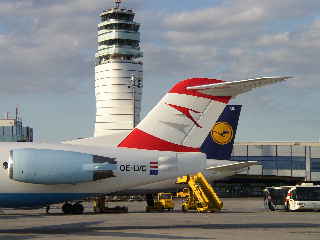 Fokker 100 OE-LVC in Wien mit neuem Tower 