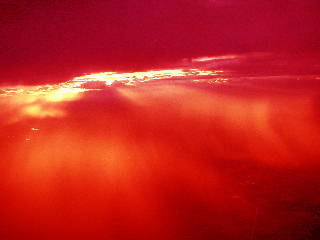 Regenschauer bei Sonnenuntergang rot