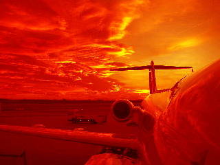 "Brennende" Wolken bei Sonnenuntergang rot