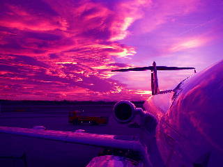 "Brennende" Wolken bei Sonnenuntergang violett