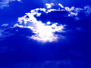 Sonne hinter den Wolken blau