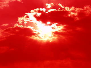 Sonne hinter den Wolken rot