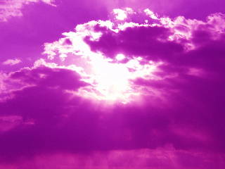 Sonne hinter den Wolken violett