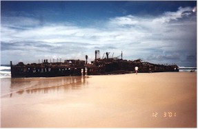 Fraser Island - Schiff-klein.jpg (14750 Byte)