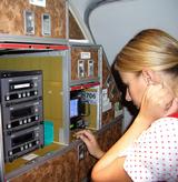 Unsere Senior-Flugbegleiterin Claudia sucht noch f&uuml;r was lustiges