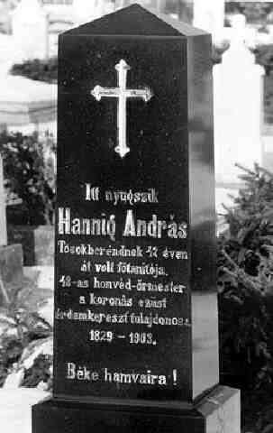 Fekete m�rv�ny s�reml�k�n az al�bbi felirat: