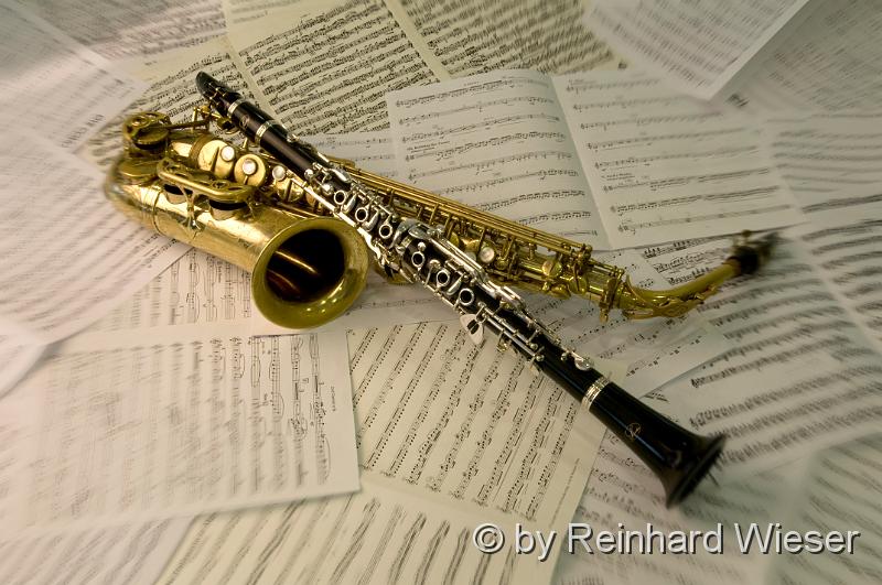 Musikinstrumente_05.jpg - Saxophon und Klarinette auf Notenblätter